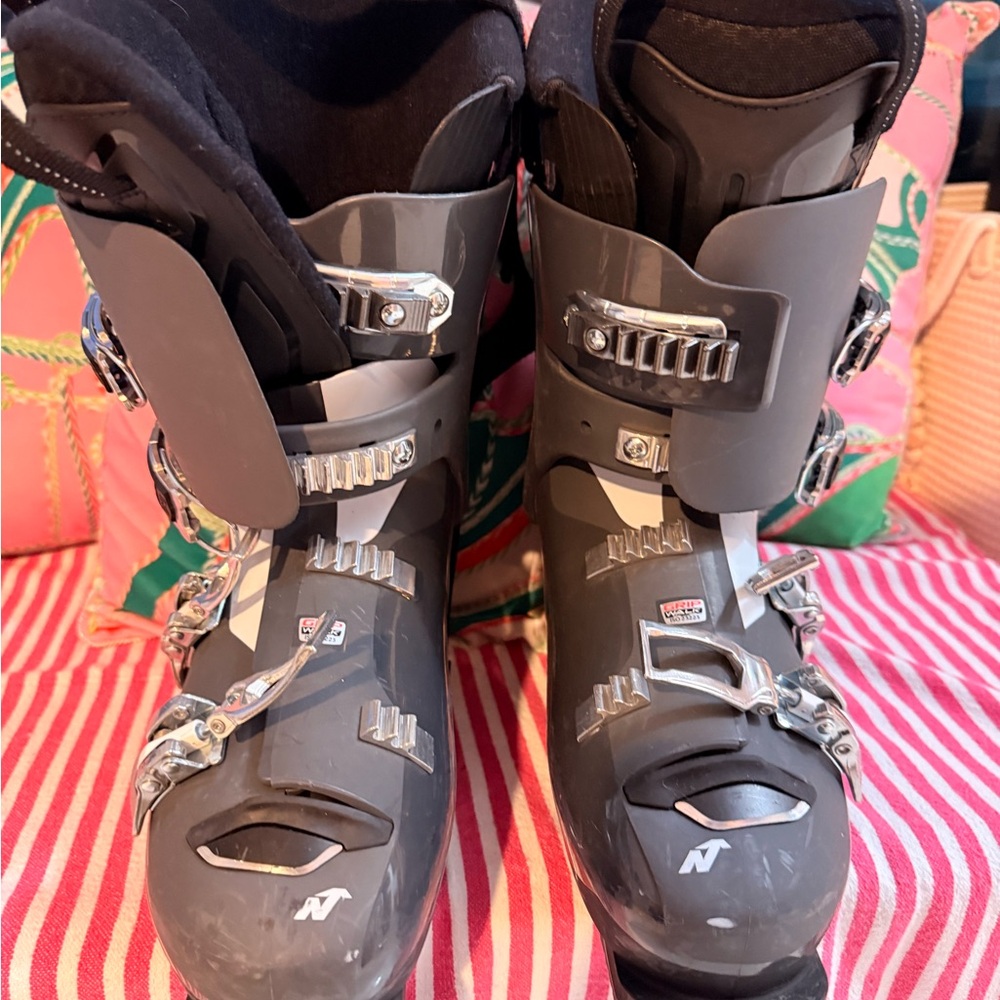 Nordica Sportmachine GripWalk Ski Boots  26.5 / 305mm All-Mountain Performance
